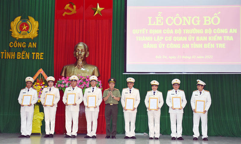 Đại tá Võ Hùng Minh trao quyết định của Bộ Công an thành lập cơ quan UBKT đảng ủy Công an Bến Tre. Ảnh: M. Tú