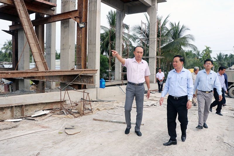 Chủ tịch UBND tỉnh Trần Ngọc Tam (giữa) khảo sát cống Trung Thuận tại xã Châu Bình, huyện Giồng Trôm. Ảnh: Thạch thảo