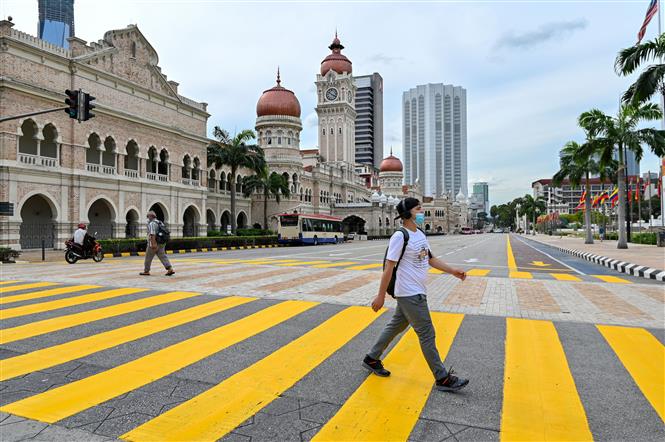 Thế giới gần 99 triệu ca bệnh; Châu Á lo ngại dịch bùng dịp Tết Nguyên đán Malaysia phong tỏa diện rộng để phòng COVID-19. Ảnh: AFP