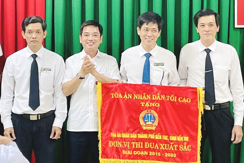 Trao cờ thi đua xuất sắc 5 năm liền (2015 - 2020) của TAND tối cao cho đại diện lãnh đạo TAND TP. Bến Tre.