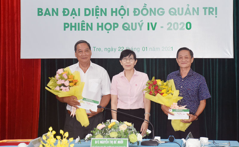 Vinh danh nguyên Phó chủ tịch UBND tỉnh Nguyễn Hữu Phước - nguyên Trưởng ban đại diện Hội đồng quản trị NHCSXH Chi nhánh tỉnh.