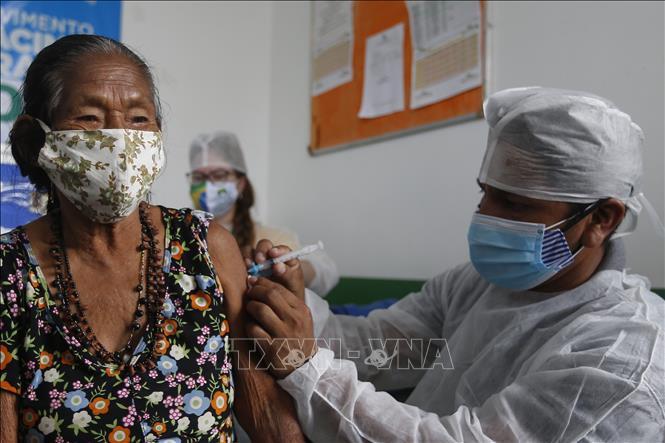 Nhân viên y tế tiêm vaccine phòng COVID-19 cho người dân tại Amazonas, Brazil, ngày 19-1-2021. Ảnh: THX/ TTXVN