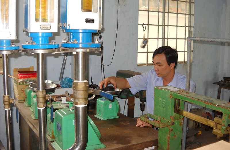 Tăng cường, đổi mới hoạt động đo lường Kiểm định cân thông dụng. Ảnh: KT