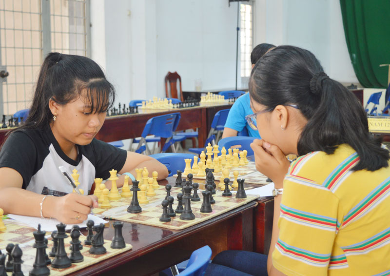 Sôi nổi chuẩn bị lực lượng tham gia Hội khỏe Phù Đổng tỉnh năm 2021 Các em học sinh thi đấu môn cờ vua.