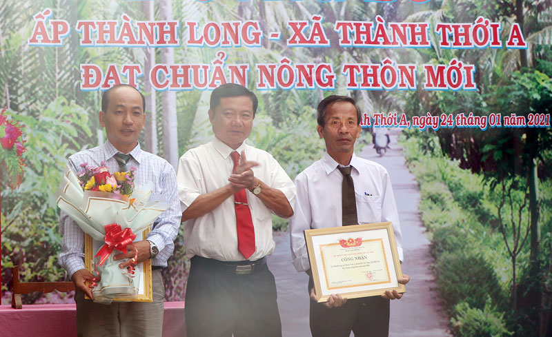 Hơn 8,9 tỷ đồng xây dựng ấp nông thôn mới Thành Long Phó chủ tịch UBND huyện Mỏ Cày Nam Nguyễn Việt Thành trao quyết định công nhận bố ấp NTM Thành Long.