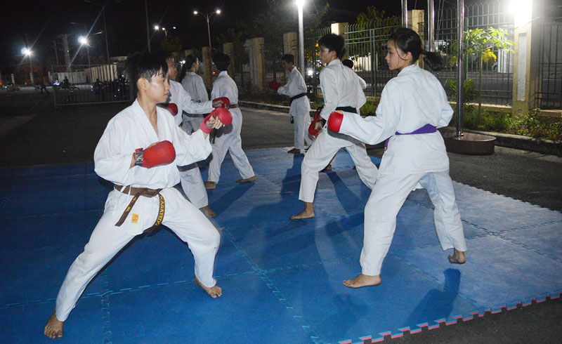 Sôi nổi chuẩn bị lực lượng tham gia Hội khỏe Phù Đổng tỉnh năm 2021 Nhóm vận động viên karate TP. Bến Tre tích cực luyện tập chuẩn bị cho Hội khỏe Phù Đổng năm 2021.