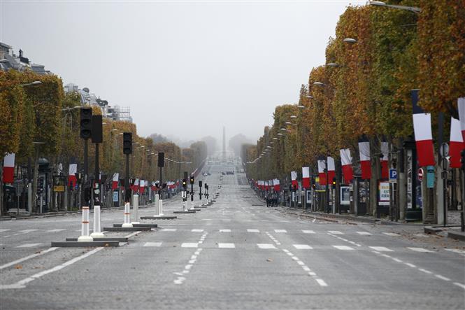 Cảnh vắng vẻ tại một tuyến phố ở Paris, Pháp trong bối cảnh các biện pháp hạn chế được áp dụng nhằm ngăn chặn sự lây lan của dịch COVID-19 ngày 11-11-2020. Ảnh: AFP/TTXVN