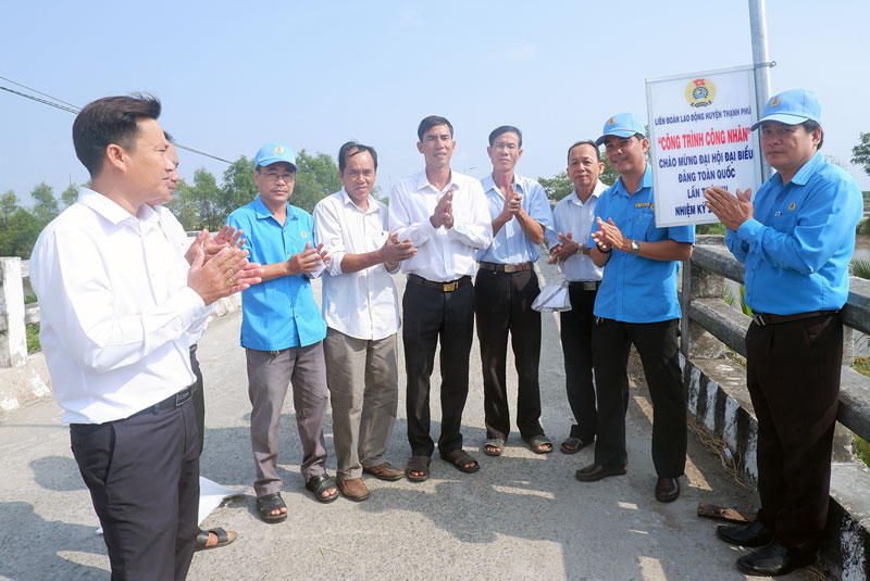 Gỡ bảng bàn giao công trình “Thắp sáng tuyến đường quê”. Ảnh: Minh Mừng