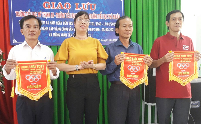 Trao thưởng cho các đội đạt giải tại buổi giao lưu. Ảnh: Bảo Dung