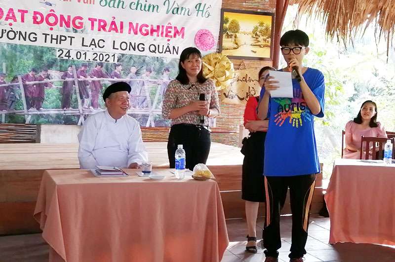 Ra mắt Câu lạc bộ Nói thơ Vân Tiên Học sinh trường THPT Lạc Long Quân thực hành Nói thơ Vân Tiên. Ảnh: Phạm Luân