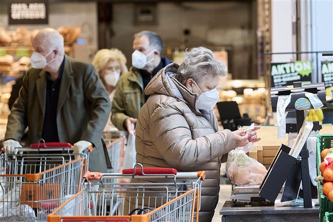 Người dân đeo khẩu trang phòng lây nhiễm COVID-19 tại siêu thị ở Vienna, Áo, ngày 25-1-2021. Ảnh: THX/ TTXVN