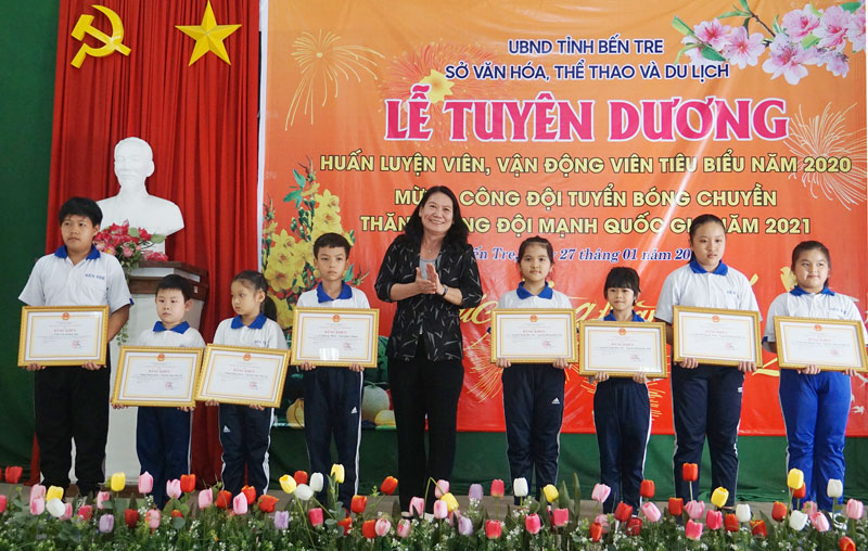 Tuyên dương vận động viên, huấn luyện viên thể thao tiêu biểu năm 2020 Phó chủ tịch UBND tỉnh Nguyễn Thị Bé Mười trao bằng khen UBND tỉnh cho các VĐV tiêu biểu.