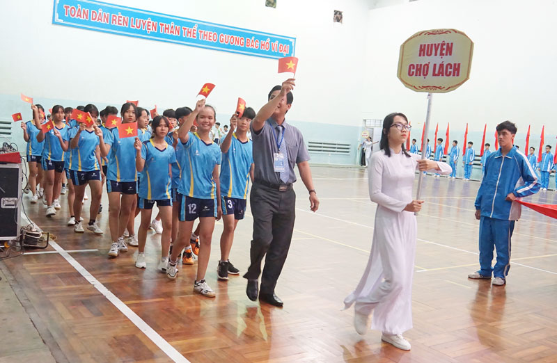 Các đoàn tham dự tham gia diễu hành tại lễ khai mạc.