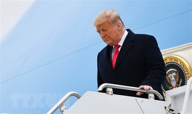 Ông Donald Trump khi còn là Tổng thống Mỹ rời chuyên cơ Không lực 1 tại Harlingen, bang Texas ngày 12-1-2021. Ảnh: AFP/TTXVN
