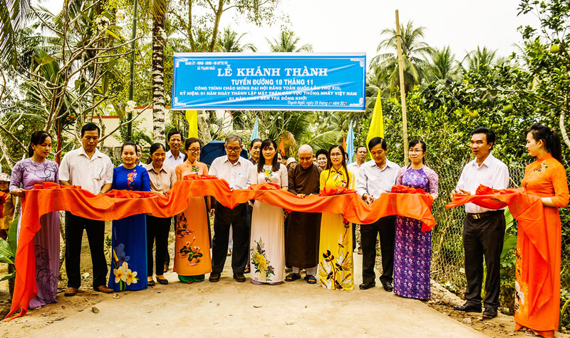 Mỏ Cày Bắc khánh thành 2 đoạn “Đường 18 tháng 11” Cắt băng khánh thành “Đường 18 tháng 11” ở xã Thạnh Ngãi. Ảnh: H.Vũ