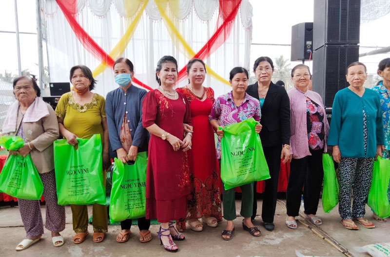 Tấm lòng của nữ nông dân tỷ phú Chị Nguyễn Thị Vinh và chị Nguyễn Thị Thạnh trao quà cho người nghèo.