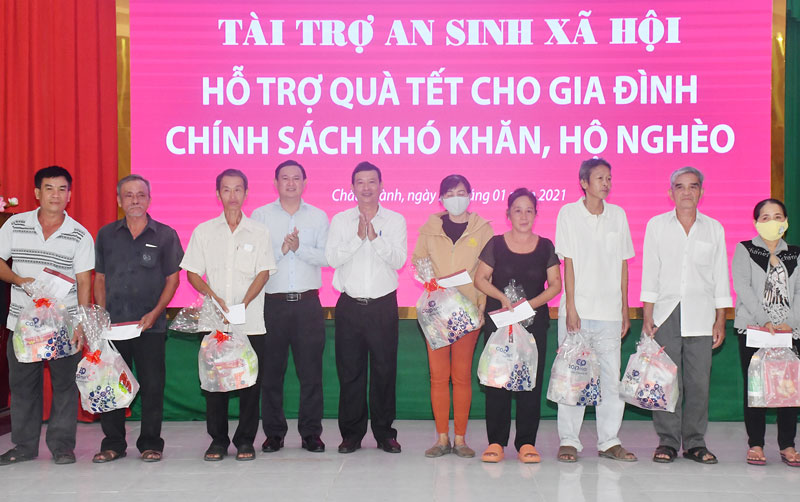 Trao quà cho người nghèo.