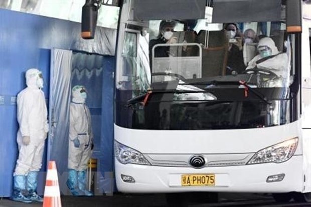 WHO bắt đầu điều tra về nguồn gốc dịch COVID-19 ở Vũ Hán Xe buýt chở các chuyên gia thuộc phái đoàn điều tra của WHO sau khi họ tới Vũ Hán, Trung Quốc, ngày 14-1-2021. (Ảnh: Kyodo/TTXVN)