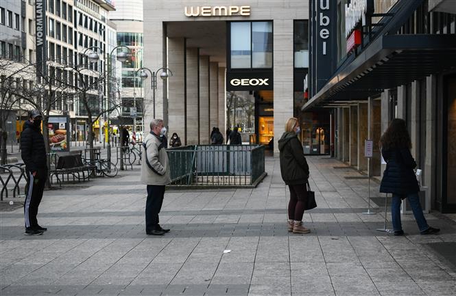 Người dân thực hiện giãn cách xã hội tại một cửa hàng sách ở Frankfurt, Đức nhằm ngăn dịch COVID-19 lây lan, ngày 20-1-2021. Ảnh: THX/TTXVN