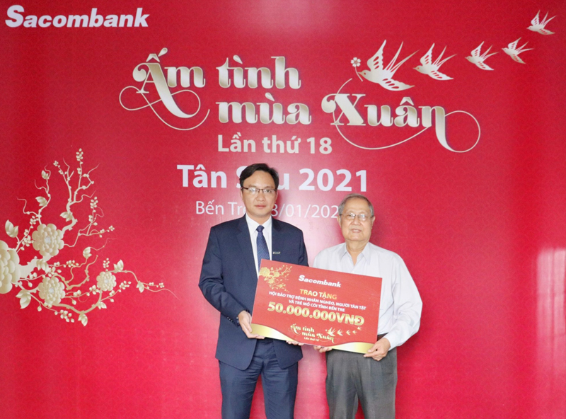 Lãnh đạo Saconbank trao 50 triệu đồng cho Hội Bảo trợ Bệnh nhân nghèo - Người tàn tật và Trẻ mồ côi tỉnh.