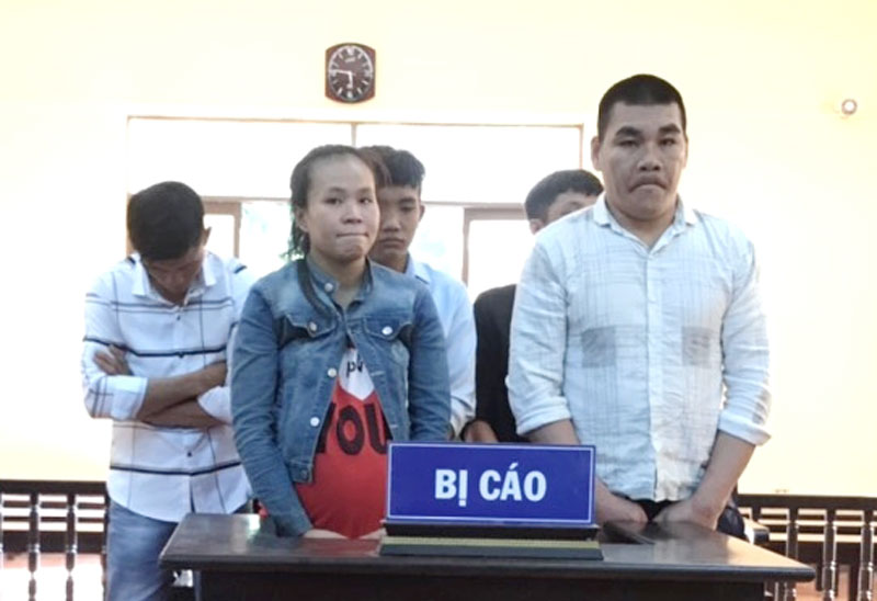 Trộm cắp, lừa đảo chiếm đoạt tài sản - 5 bị cáo ra tòa lãnh án Bị cáo Lâm (bìa phải) và đồng bọn tại phiên tòa sơ thẩm ngày 29-1-2021.
