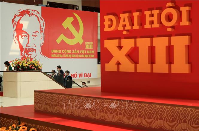Nhiều chính đảng, tổ chức và bạn bè quốc tế gửi thư, điện chúc mừng Đại hội XIII của Đảng Hình ảnh Huy hiệu Đảng và Chủ tịch Hồ Chí Minh tại Đại hội đại biểu toàn quốc lần thứ XIII của Đảng. Ảnh: TTXVN