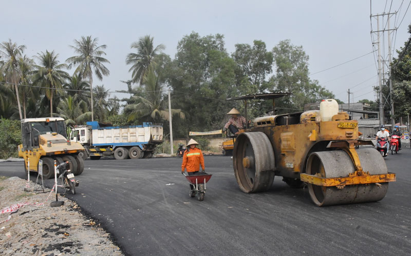 Thi công vòng xoay Hữu Định đảm bảo an toàn giao thông trong dịp Tết Nguyên đán 2021. Ảnh: H. Hiệp