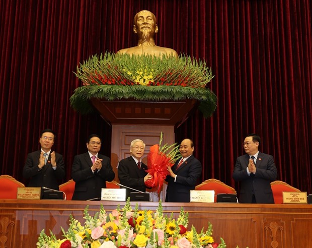Đồng chí Nguyễn Phú Trọng được tín nhiệm bầu làm Tổng Bí thư Thay mặt Bộ Chính trị, đồng chí Nguyễn Xuân Phúc, Thủ tướng Chính phủ tặng hoa chúc mừng đồng chí Nguyễn Phú Trọng được tín nhiệm bầu làm Tổng Bí thư Ban Chấp hành Trung ương Đảng Cộng sản Việt Nam khóa XIII. Ảnh: Trí Dũng/TTXVN