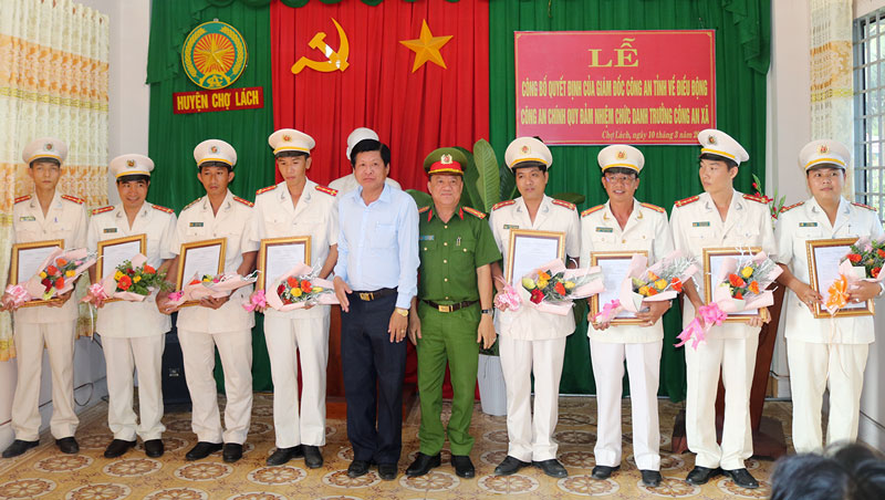 Hiệu quả bước đầu đề án đưa công an chính quy về xã Công bố các quyết định điều động công an chính quy về xã.