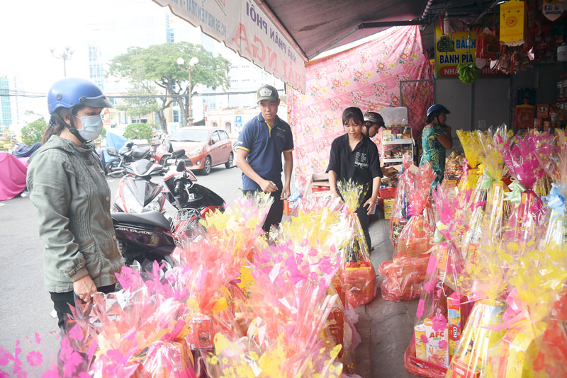 Hàng hóa Tết được bày bán tại phường An Hội, TP. Bến Tre. Ảnh: Cẩm Trúc