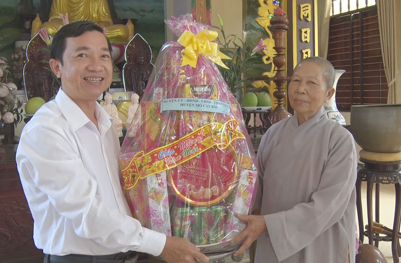 Bí thư Huyện ủy Nguyễn Văn Trung chúc Tết và tặng quà các cơ sở thờ tự. Ảnh: Nguyễn Hiệp