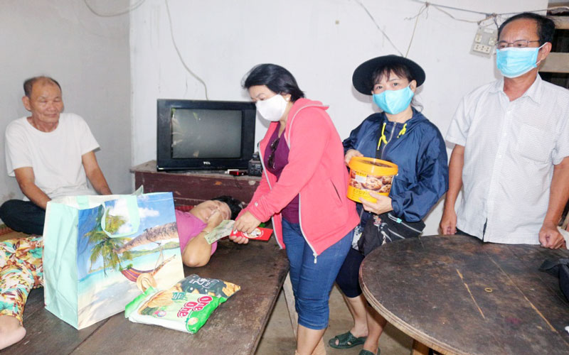 Tặng quà cho nạn nhân chất độc da cam tại xã Thành Thới A, huyện Mỏ Cày Nam. Ảnh: Quốc Phong