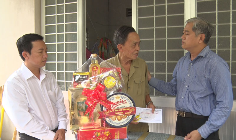 Trưởng ban Tổ chức Tỉnh ủy thăm, chúc tết các gia đình. Ảnh: N. Hiệp