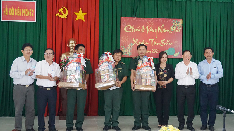 Chủ tịch UBND tỉnh cùng các thành viên trong đoàn tặng quà cho cán bộ, chiến sĩ Bộ đội Biên phòng tại huyện Ba Tri. Ảnh: Q.Hùng