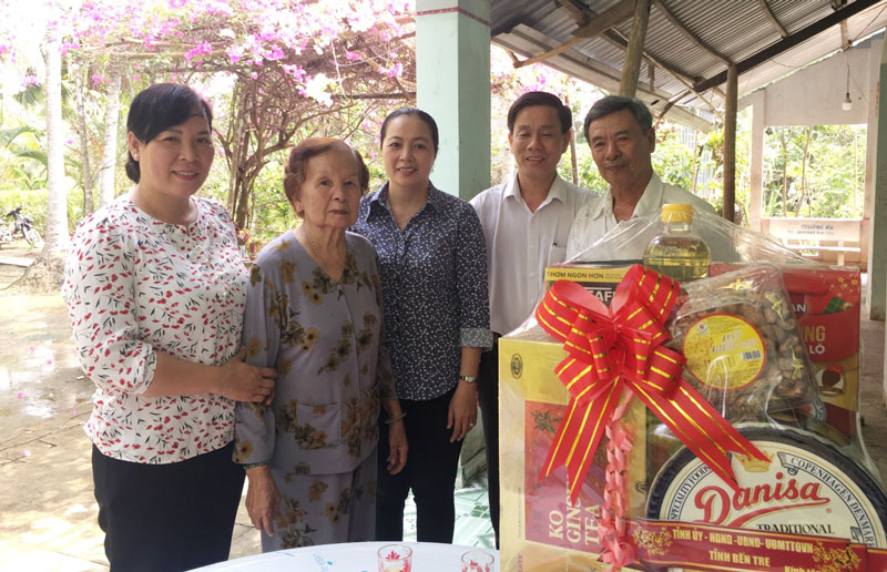 Tặng quà cho bà Nguyễn Thị Mừng Ấp 4, xã Sơn Phú là vợ liệt sĩ. Ảnh: Hồng Yến
