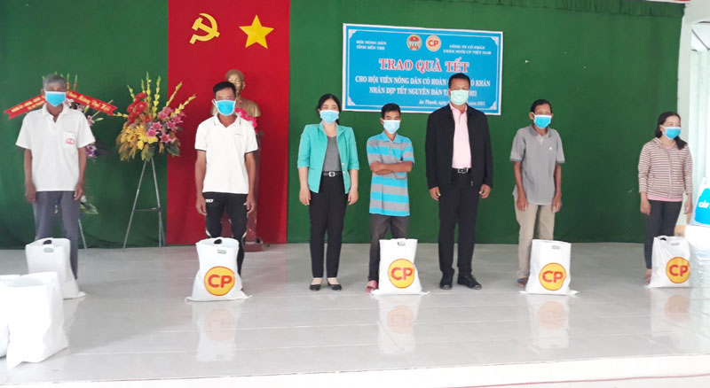 Trao quà cho hội viên nông dân có hoàn cảnh khó khăn tại xã An Nhơn. Ảnh: T.Lập