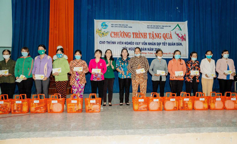 Trao quà tết cho các thành viên vay vốn. Ảnh: Thiên Kim