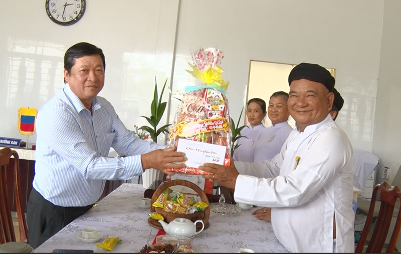 Phó bí thư Thường trực Thành ủy - Võ Thanh Hồng chúc Tết Ban đại diện Hội thánh Cao Đài Tây Ninh. Ảnh: Hồng Quốc