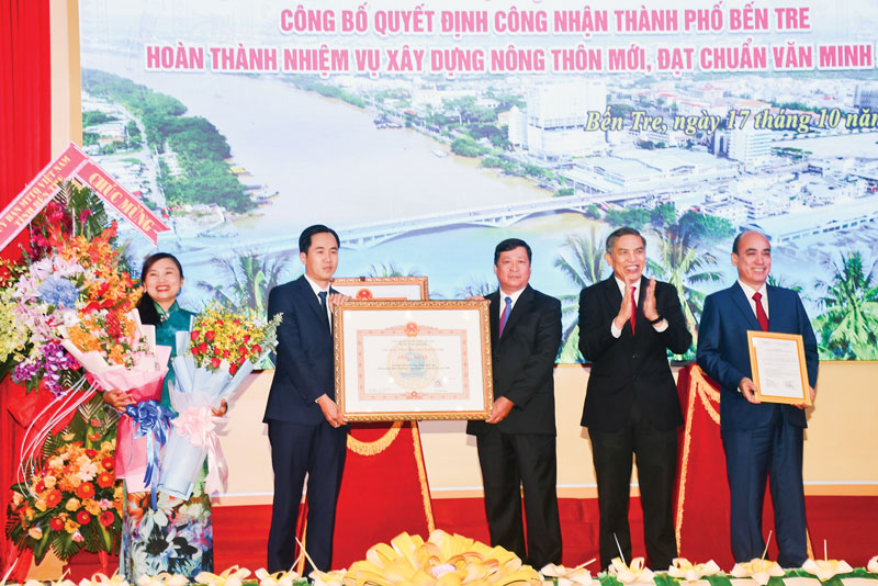 Đón nhận bằng công nhận “Thành phố văn minh đô thị”. Ảnh: H. Hiệp