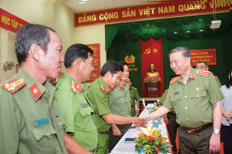 Đại tướng Tô Lâm - Bộ trưởng Bộ Công an thăm hỏi cán bộ Công an Bến Tre. Ảnh: H. Hiệp