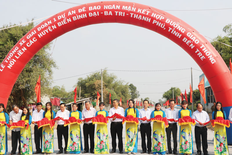 Cú hích cho phát triển giao thông Cắt băng thông xe tuyến đê bao ngăn mặn kết hợp đường giao thông nối liền ba huyện biển giai đoạn 1.