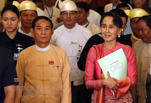 Tổng thống Myanmar U Win Myint (ảnh, trái), Cố vấn nhà nước Aung San Suu Kyi (ảnh, phải). Ảnh: AFP/TTXVN