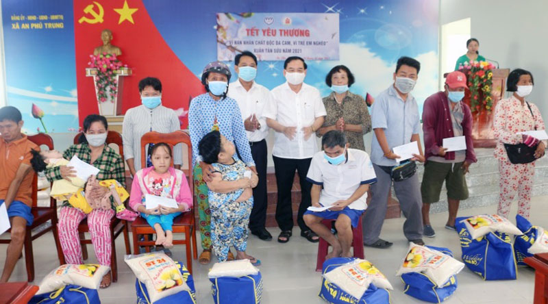 Chủ tịch UBND tỉnh Bến Tre Trần Ngọc Tam tặng quà Tết cho chất độc da cam huyện Ba Tri. Ảnh Thanh Vân.