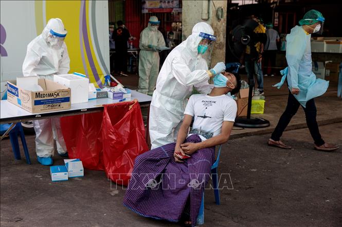 Nhân viên y tế lấy mẫu xét nghiệm COVID-19 tại Samut Sakhon, Thái Lan. Ảnh: AFP/TTXVN