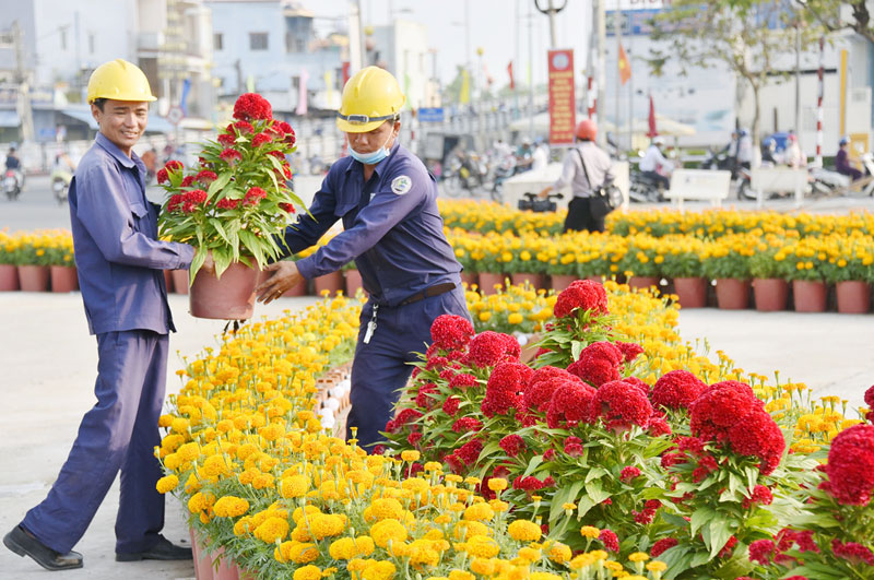 Công nhân khẩn trương bày trí tiểu cảnh, hoa xuân ở công viên Bến Tre vào những ngày giáp Tết. Ảnh: Thanh Đồng