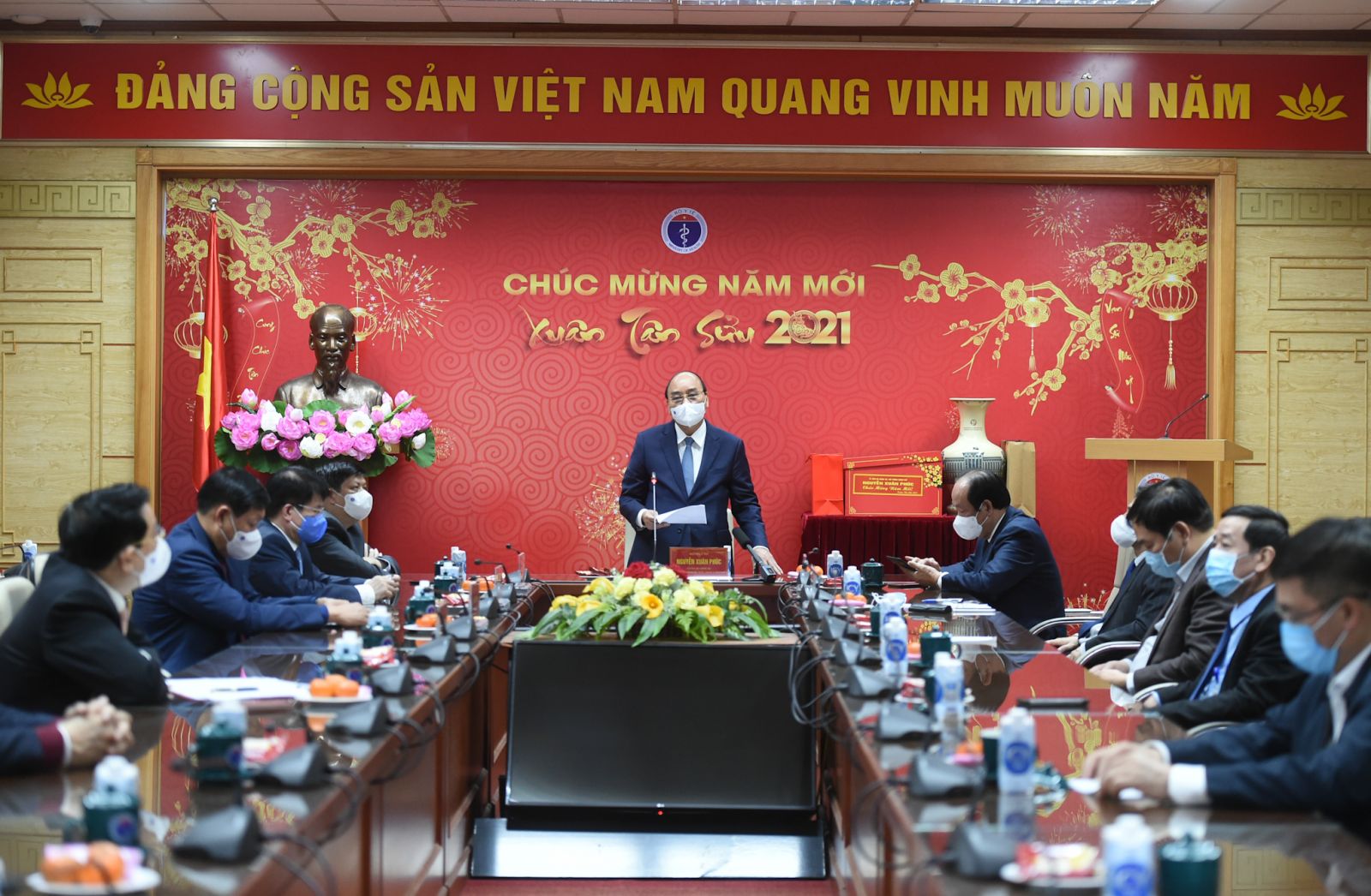 Thủ tướng Nguyễn Xuân Phúc: Trân quý những hành động, tinh thần hy sinh cao cả của các chiến sĩ áo trắng Ảnh: VGP/Quang Hiếu