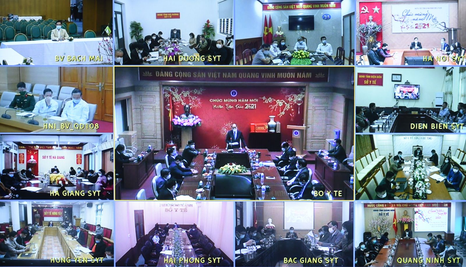 Thủ tướng Nguyễn Xuân Phúc: Trân quý những hành động, tinh thần hy sinh cao cả của các chiến sĩ áo trắng Ảnh: VGP/Quang Hiếu