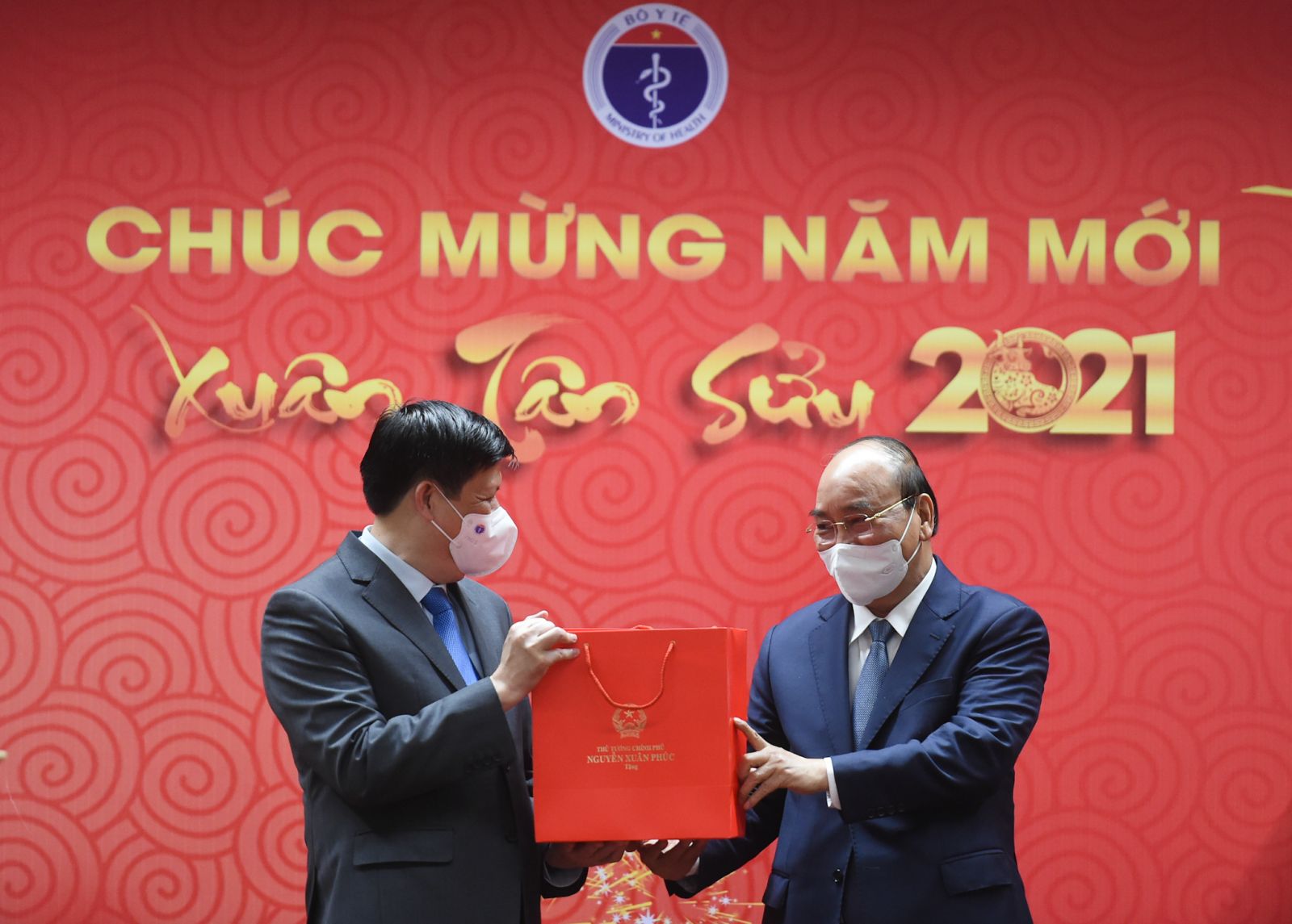 Thủ tướng Nguyễn Xuân Phúc: Trân quý những hành động, tinh thần hy sinh cao cả của các chiến sĩ áo trắng Thủ tướng tặng quà động viên ngành y tế - Ảnh: VGP/Quang Hiếu