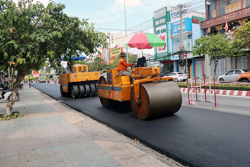 Lèn ép nhựa mới thảm trên đường Đồng Khởi.