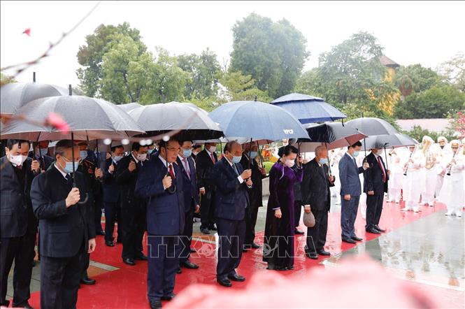 Lãnh đạo Đảng, Nhà nước vào Lăng viếng Chủ tịch Hồ Chí Minh nhân dịp Tết Tân Sửu Đoàn đại biểu lãnh đạo Đảng, Nhà nước tưởng niệm các Anh hùng liệt sĩ. Ảnh: Dương Giang/TTXVN